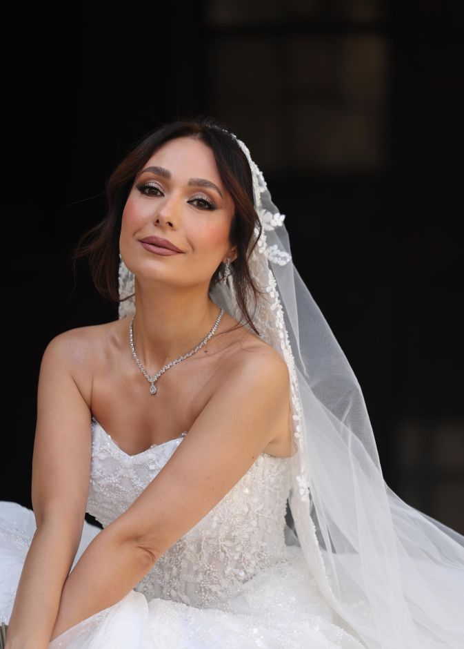 مكياج رنا كرم.. إشراقة ناعمة وعيون برونزية