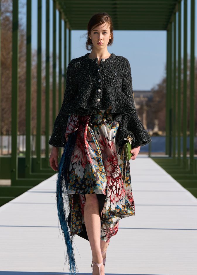 تنورة مزينة بالورود مع البلايزر الأسود من Christian Dior 