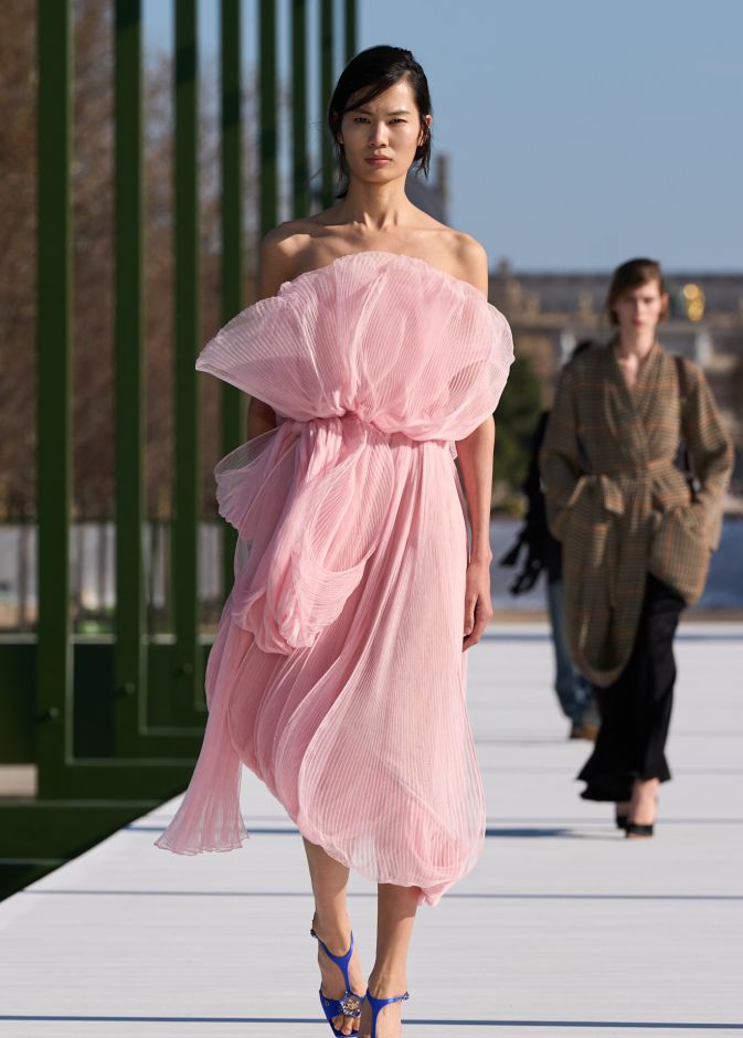  فستان أنثوي زهري من Christian Dior