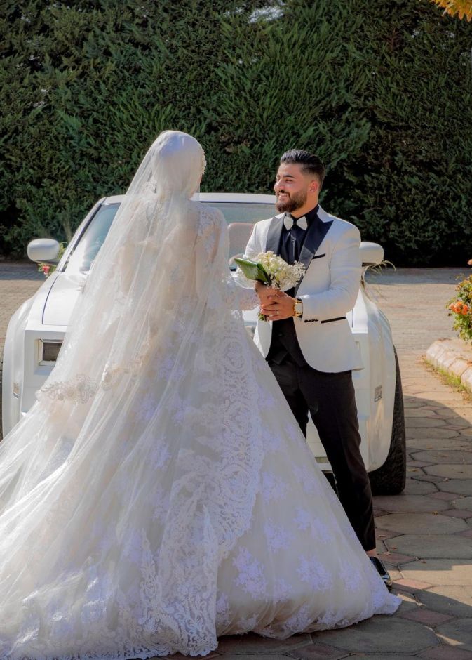 أمير عموري مع عروسته خلال حفل زفافه