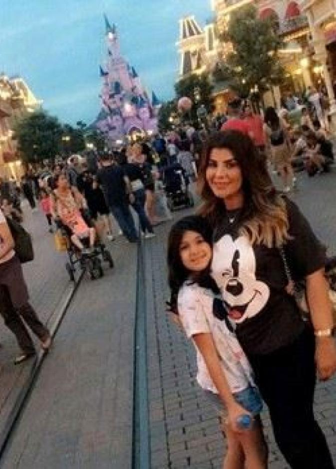 الهام الفضالة تشارك متابعيها صورة مع ابنتها خلال زيارتهما لديزني لاند باريس