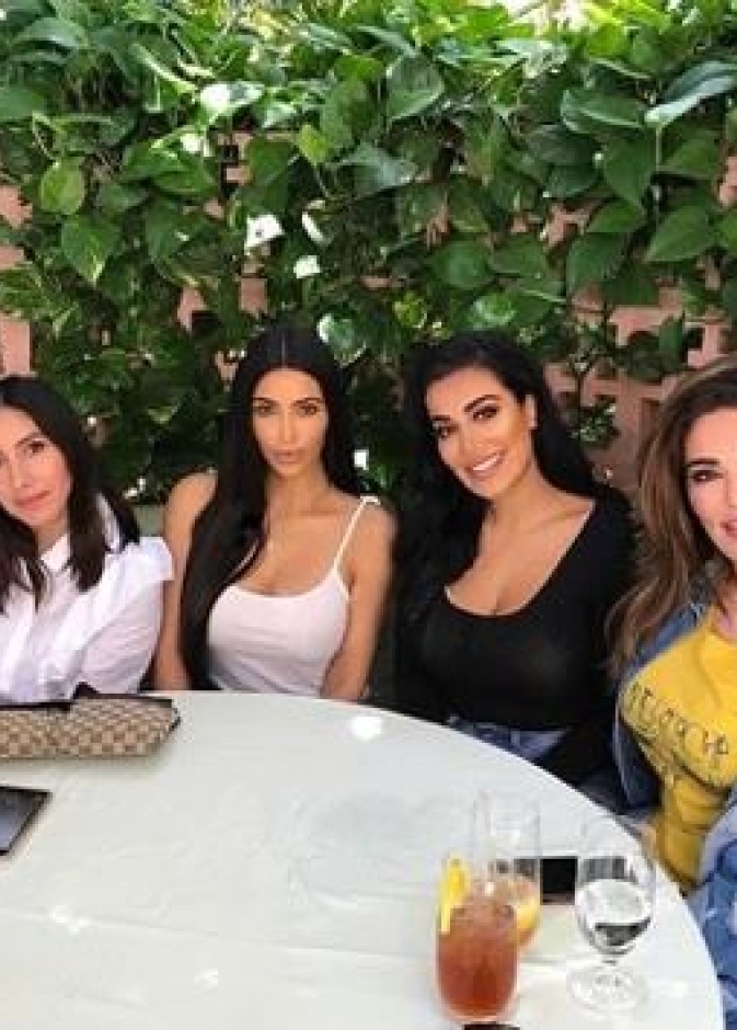 هدى قطان برفقة شقيقتها وكيم كاردشيان خلال لقاء لهن على الغداء في بيفرلي هيلز