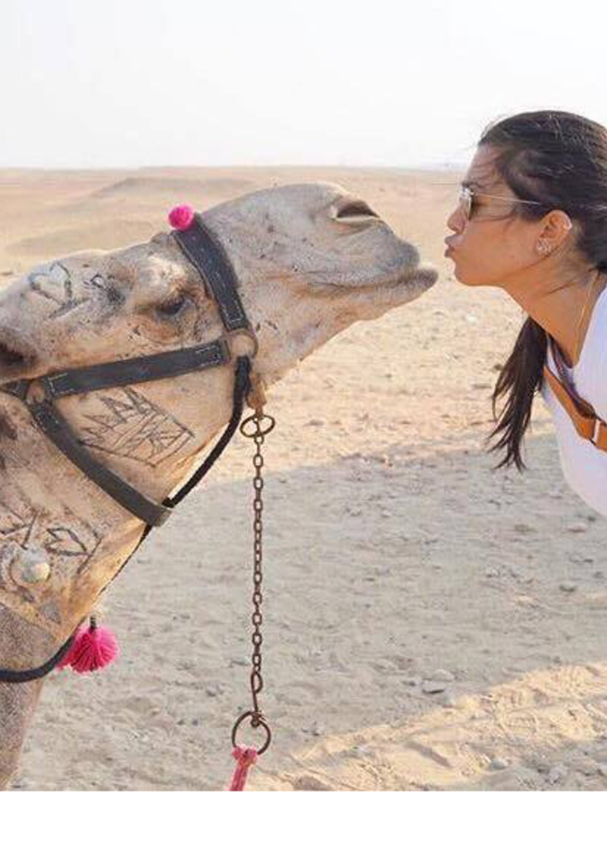 كورتني كاردشيان توجه قبلة لأحد الجمال خلال جولتها في أهرامات الجيزة في القاهرة