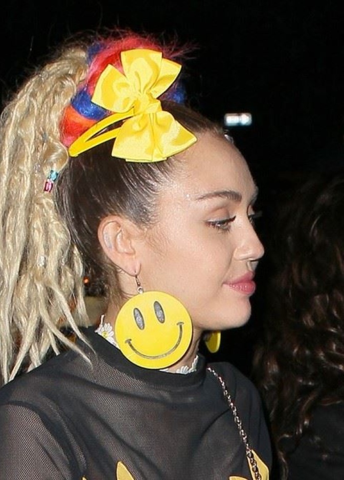 يبدو أن مايلي سايروس قد فقدت عقلها حقاً بإعتمادها لهذه التسريحة الغريبة!