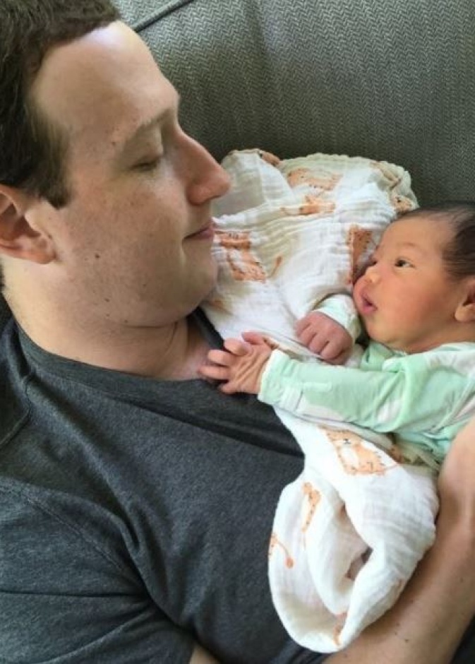 مارك زوكربيرج يستمتع بلحظات الأبوة مع مولودته الجديدة أوغست