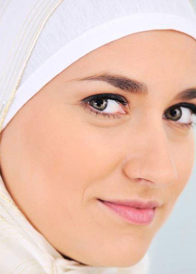8 ممارسات خاطئة تضر بصحة شعر المحجبات  