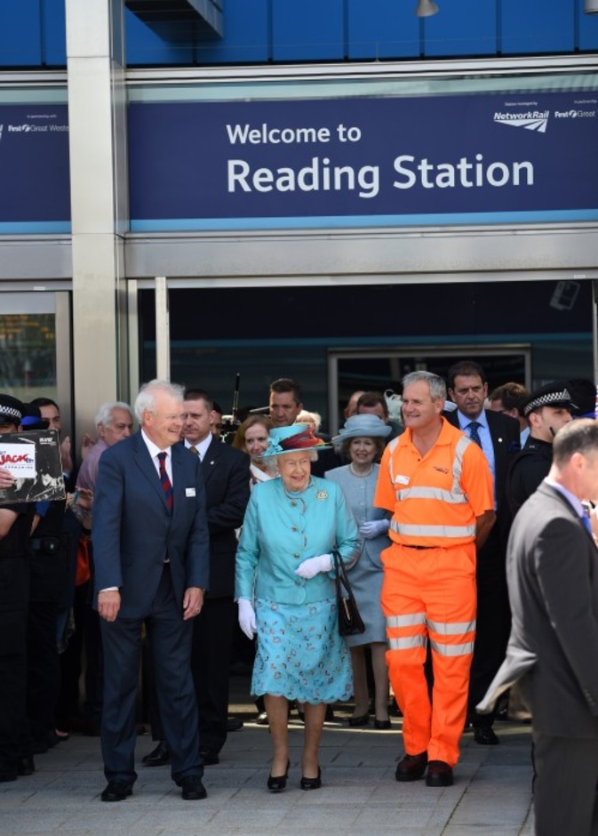بالصور: الملكة إليزابيث تفتتح محطة سكة حديد 