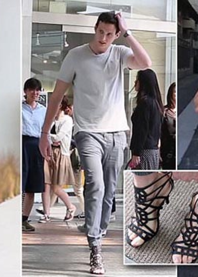 بالفيديو.. شاب يحاول فهم معاناة النساء من الكعب العالي