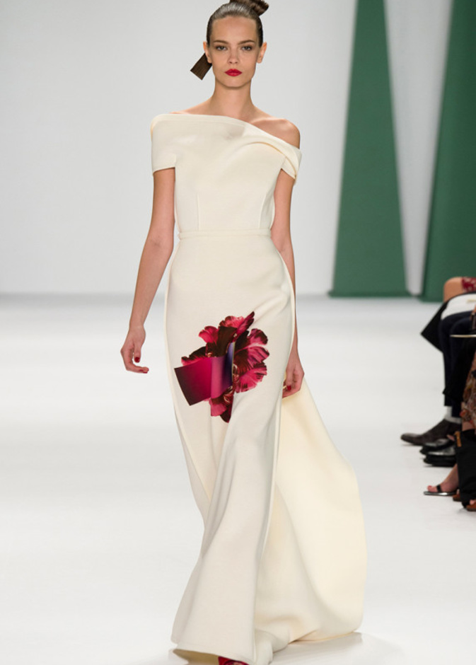 كارولينا هيريرا تنعش الصيف بأرقى الألوان والأزهار