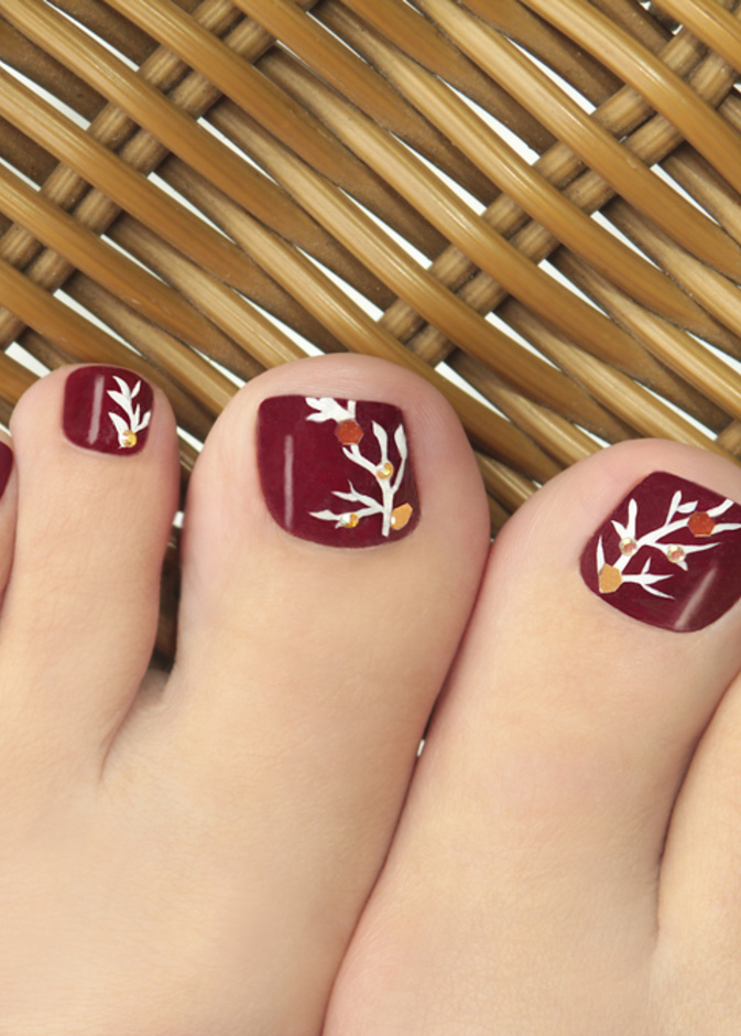 أظافر قدميك أيضاً داكنة هذا الشتاء