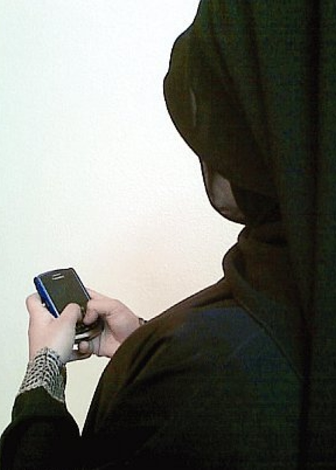 طالبة تصوّر معلمتها وتخيّرها بين إعطائها الاختبارات أو النشر