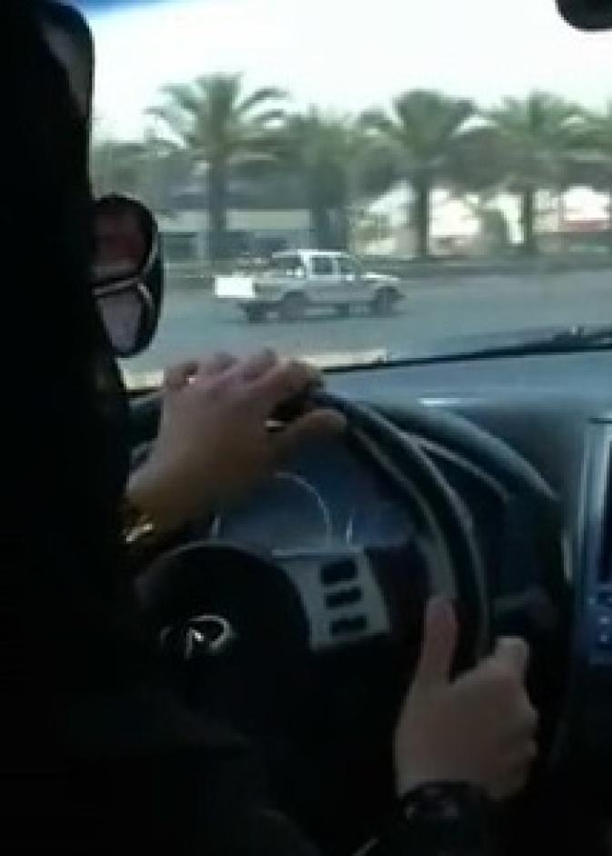 فيديو.. سعودية تغرم زوجها 300 ألف ريال ليلة زواجه بأخرى