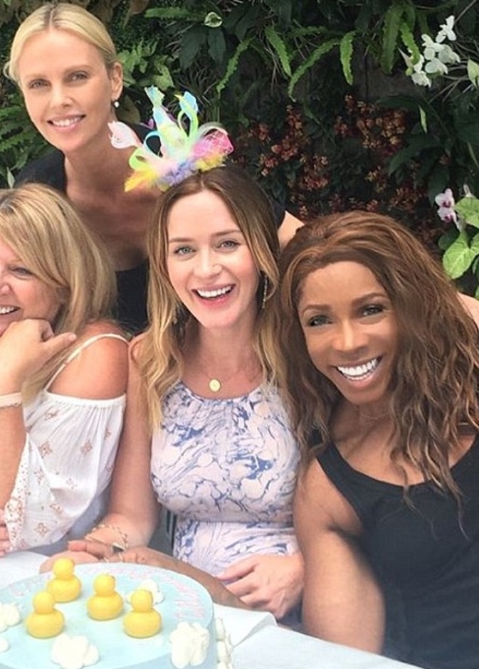 بالصور تشارليز ثيرون تستضيف حفل "baby shower" لـ ايميلي بلنت