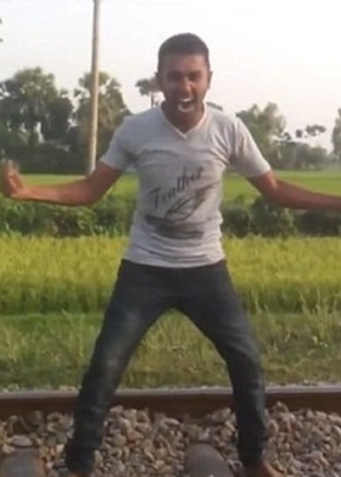 شاب يستلقي تحت عجلات قطار سريع!