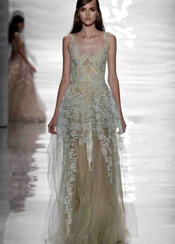 REEM ACRA تغزل الأنوثة بخيوط رومانسية