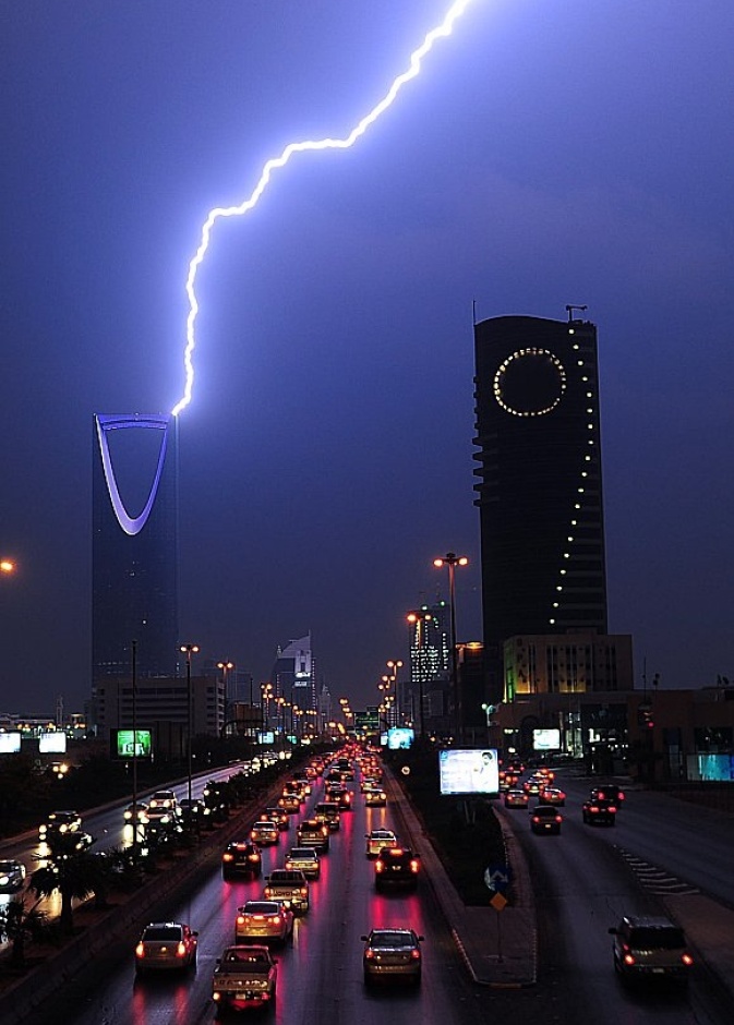 بالفيديو: أمطار وسيول تعلق الدراسة في الرياض