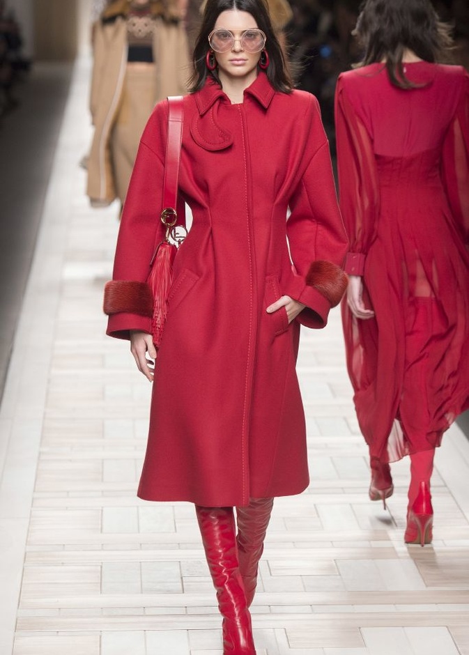 ازياء مزينة بالفرو الفاخر والزهور تسيطر على مجموعة fendi لخريف وشتاء 2018