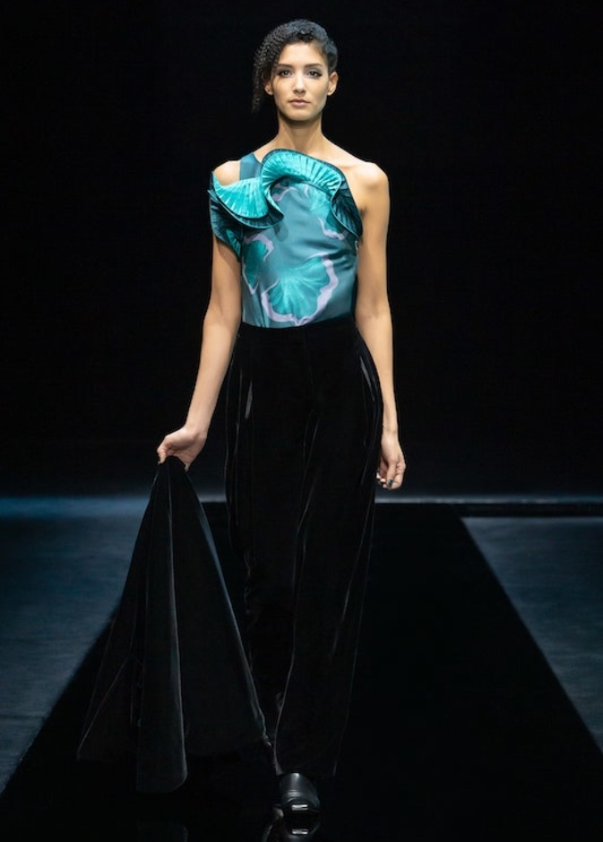 من عرض ازياء جيورجيو ارماني لموسم خريف وشتاء 2021