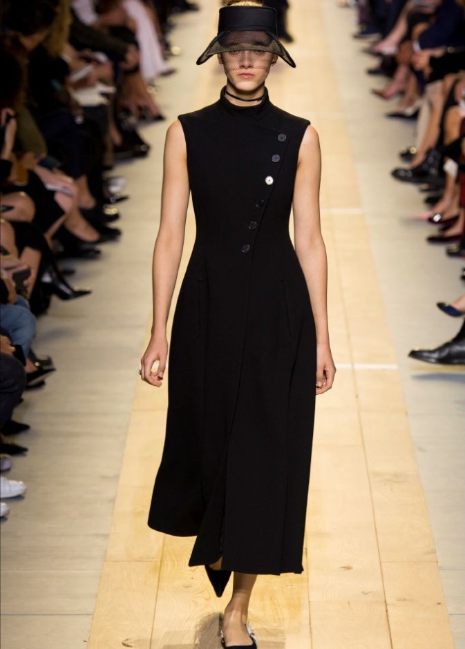 عرض أزياء "ديور" لموسم ربيع وصيف 2017