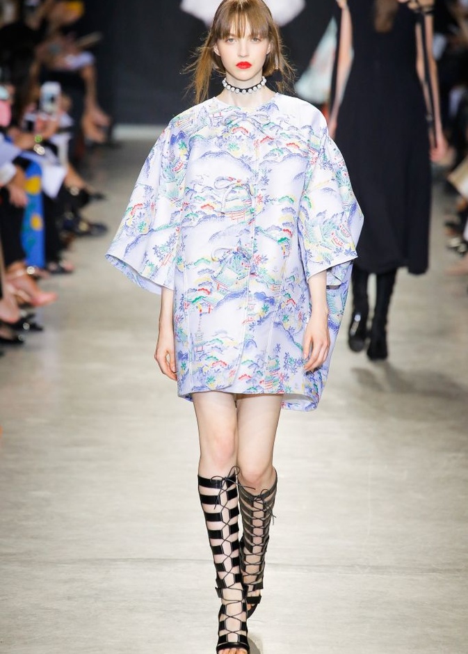 تصاميم وفساتين من عرض أندرو جي أن في اسبوع الموضة في باريس