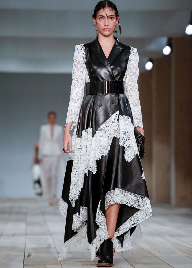 اسبوع الموضة في باريس 2019 مجموعة الملابس الجاهزة من ألكسندر ماكوين لربيع وصيف 2020