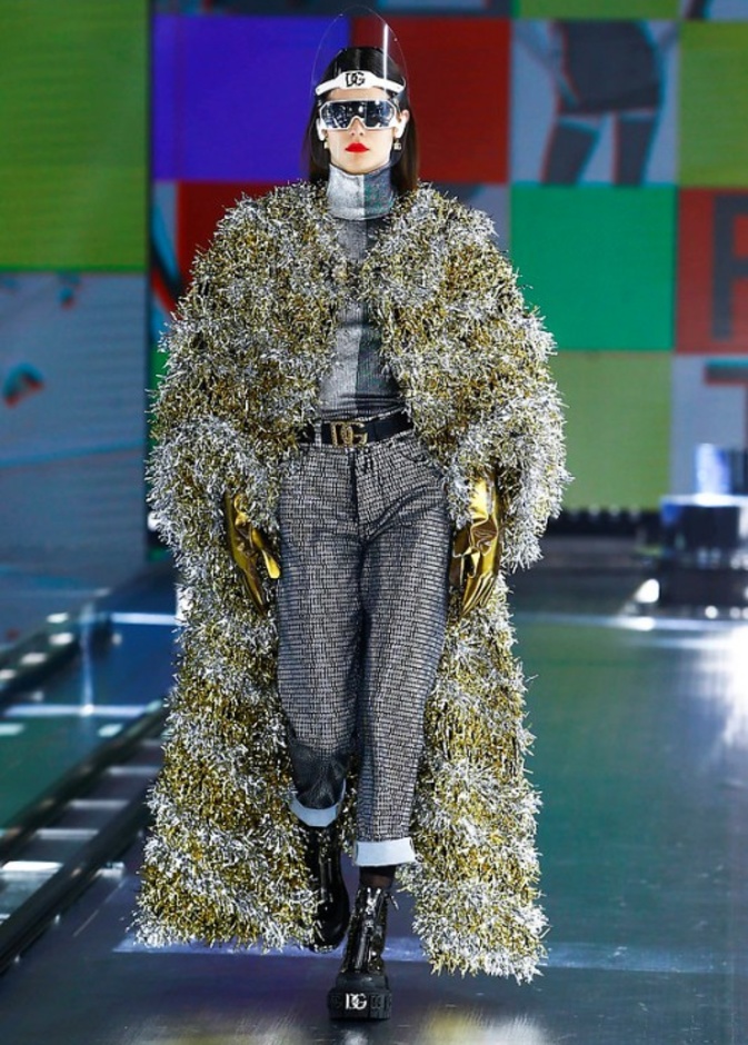 عرض أزياء Dolce & Gabbana لخريف 2021 بين نوستالجيا التسعينيات وتطوّر الحاضر