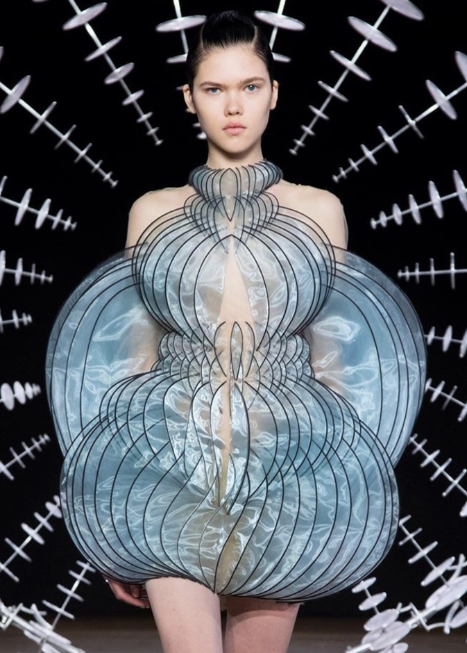 مجموعة Iris Van Herpen للأزياء الفاخرة لخريف وشتاء 2020