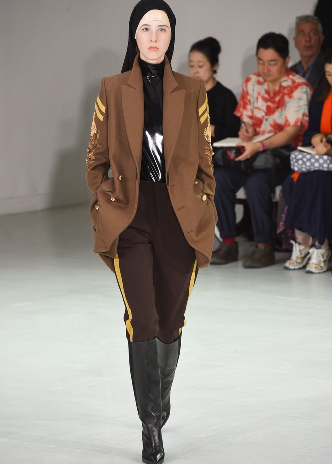 أزياء مبتكرة ضمن مجموعة A.F.VANDEVORST خلال أسبوع الموضة في باريس