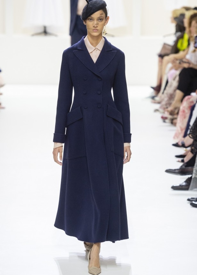 الأنوثة والأناقة.. عنوانا مجموعة دار Dior للهوت كوتور لخريف وشتاء 2018 - 2019 