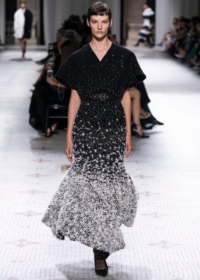 مجموعة جيفنشي كوتور 2019: تفاصيل دراماتيكية وغموض خيالي ساحر