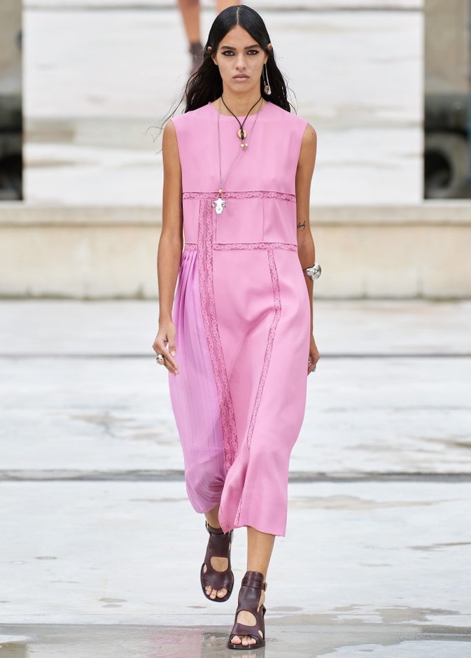 عرض ازياء مجموعة كلوي Chloe لربيع وصيف 2021 من اسبوع الموضة في باريس 