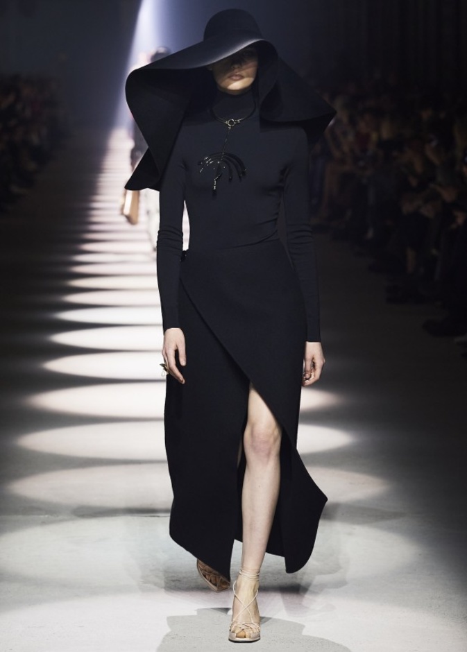 مجموعة جيفنشي للأزياء الراقية لخريف وشتاء 2021