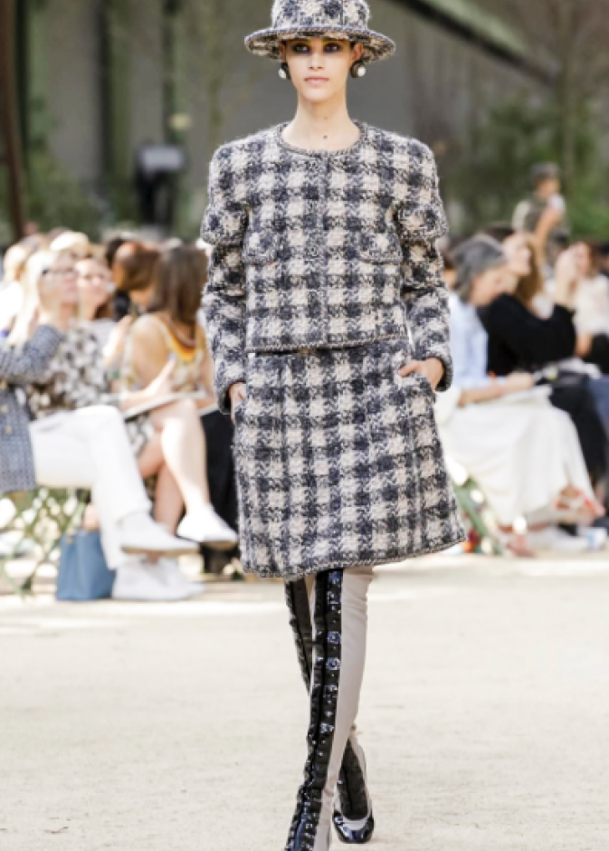 عرض Chanel لخريف وشتاء 2017 للأزياء الراقية !