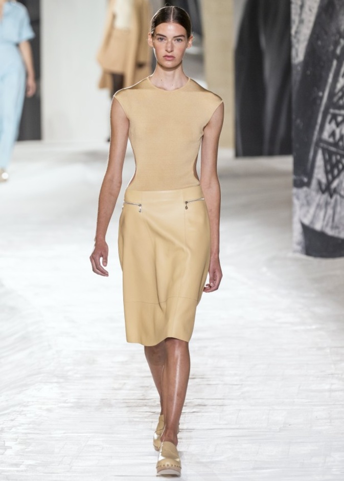 عرض أزياء Hermes لربيع وصيف 2021 من أسبوع الموضة في باريس