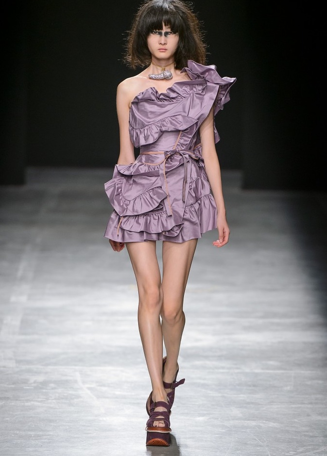 مجموعة “اندريا كرونثالر" لـ "فيفيان ويستوود” لموسم ربيع وصيف 2017