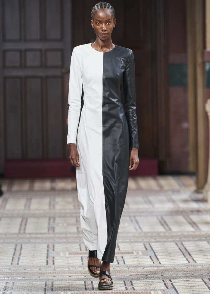 عرض ازياء مجموعة GABRIELA HEARST لربيع وصيف 2021 من أسبوع الموضة في باريس