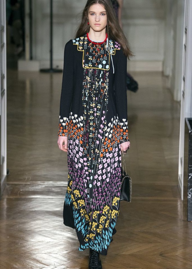 عرض أزياء Valentino لخريف وشتاء 2017!