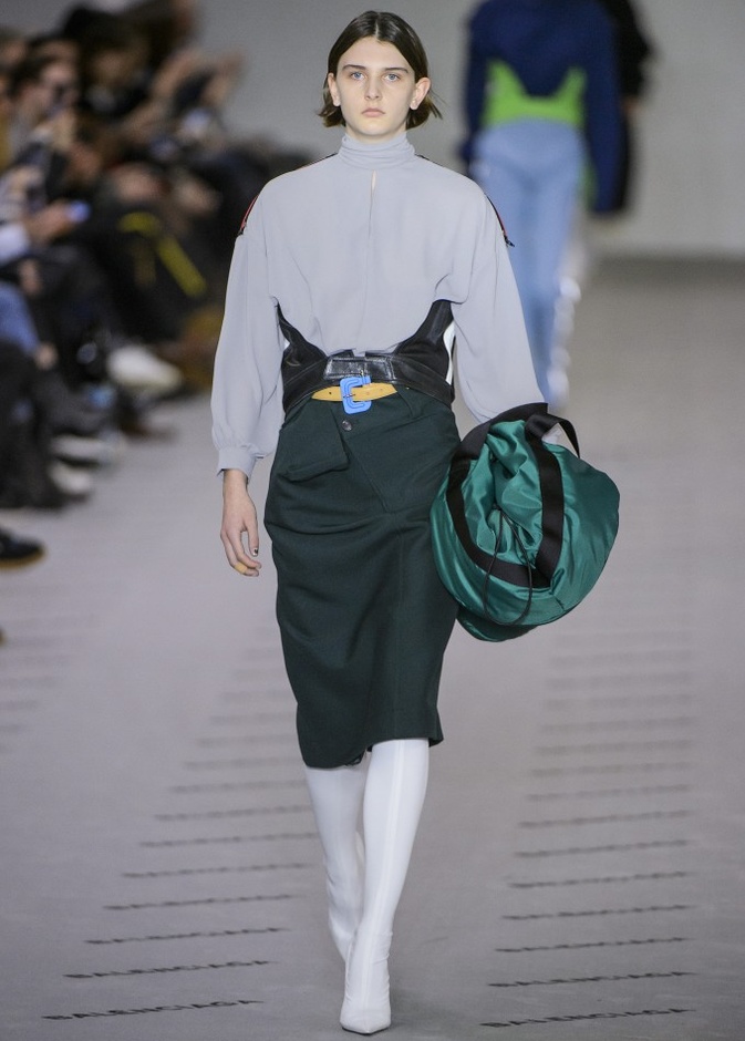 تصاميم مبتكرة من بالنسياغا لخريف وشتاء 2017