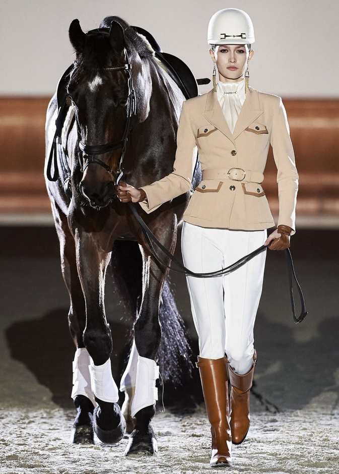 عرض ازياء مجموعة Elisabetta Franchi لخريف وشتاء 2021 من اسبوع الموضة في ميلانو