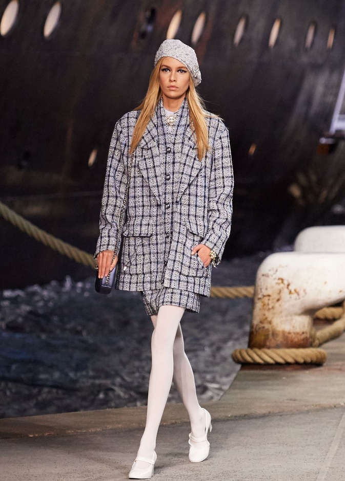 كارل لاغرفلد ينقلنا إلى علم البحارة في مجموعة شانيل كروز 2019