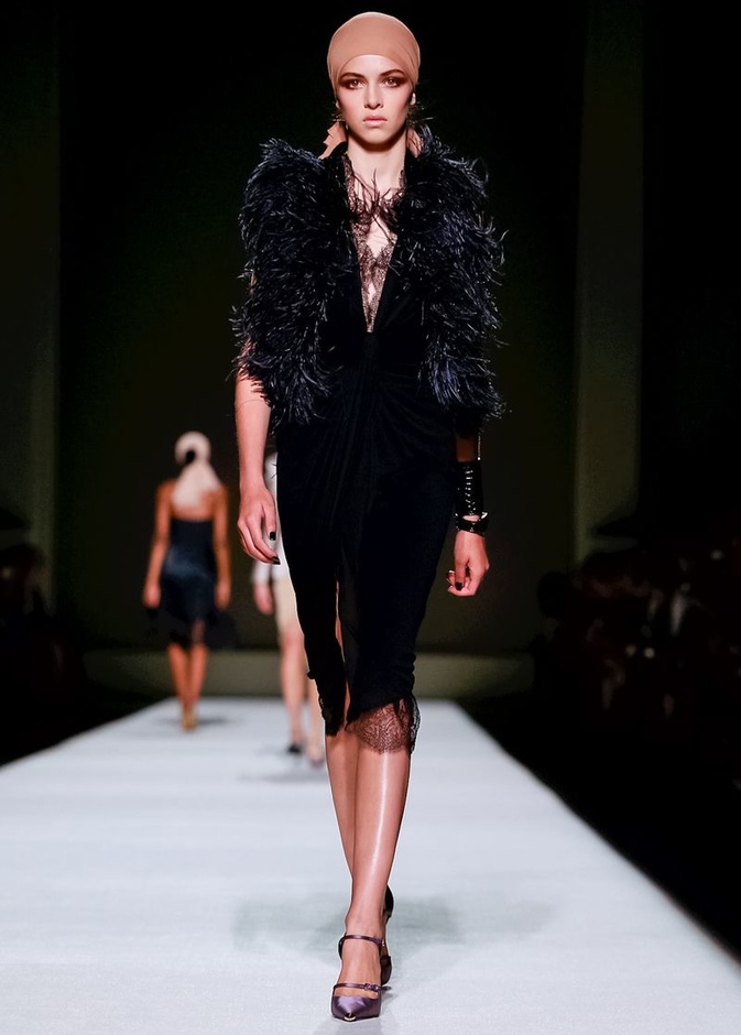 توم فورد يفتتح أسبوع الموضة النيويوركي بعرض كلاسيكي فاخر