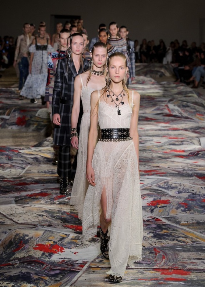 مجموعة “الكسندر مكوين” لموسم ربيع وصيف 2017