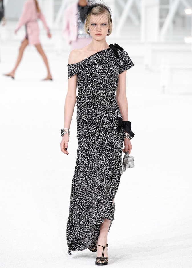 عرض ازياء مجموعة شانيل Chanel لربيع 2021 يحيي موضة التويد والاقمشة الفاخرة