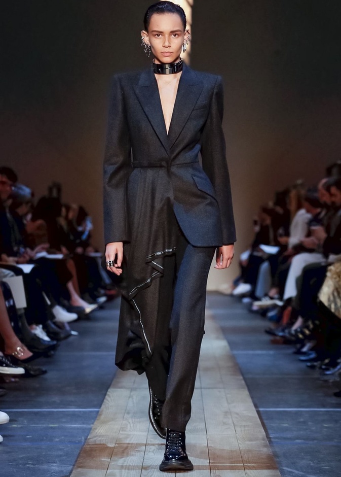 عرض أزياء ألكسندر ماكوين لموسم خريف وشتاء 2019