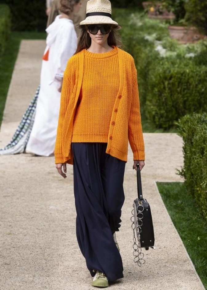 توري بورش تنقلنا الى ربيع وصيف 2019 بتصاميم عصرية وانيقة