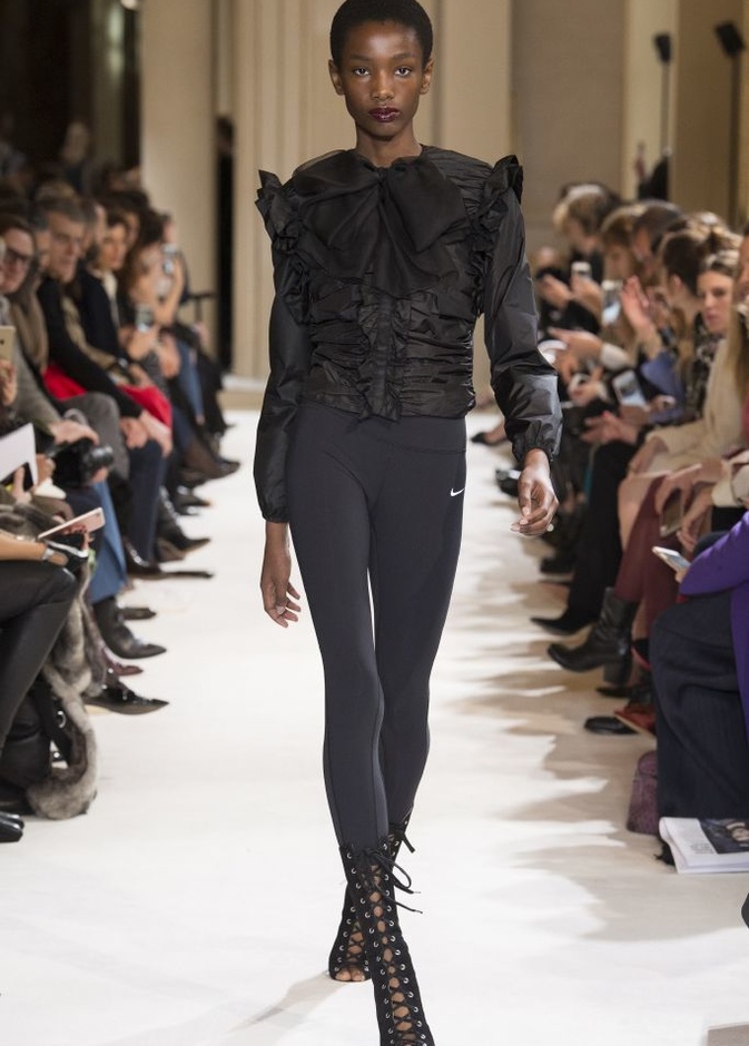 مجموعة جيامباتيستا فالي Giambattista Valli لخريف وشتاء 2017