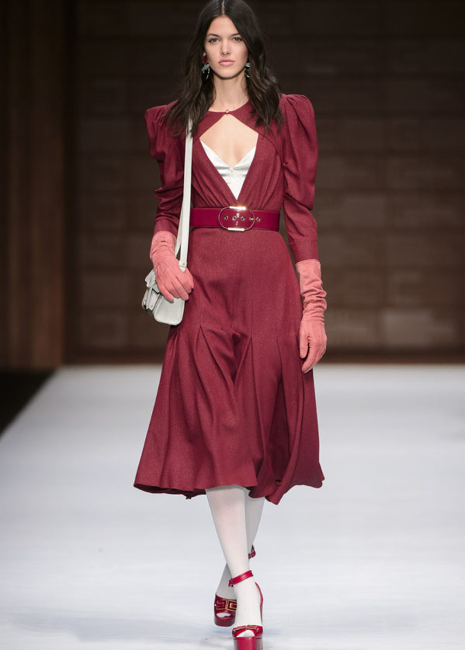  المرأة من قوة وإصرار مع مجموعة Elisabetta Franchi 