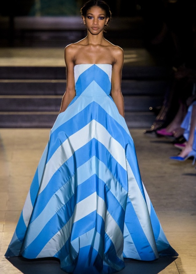 أزياء مفعمة بالألوان خلال عرض Carolina Herrera