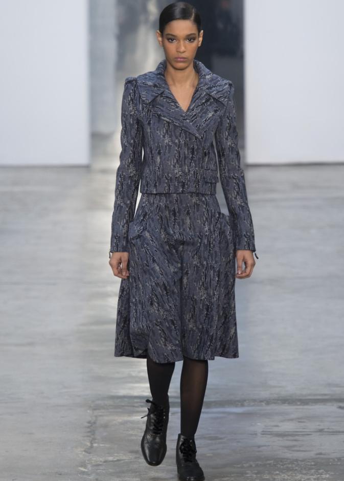 كارولينا هيريرا تقدّم تصاميم كلاسيكية لخريف وشتاء 2017