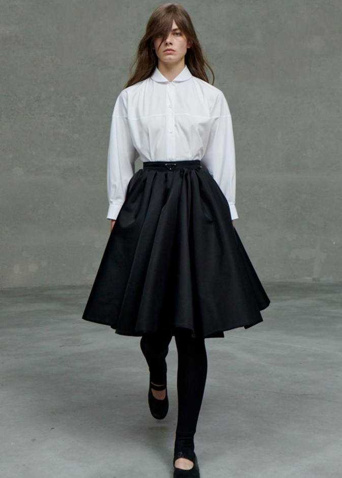 عرض PRADA لمجموعة resort 2021 خلال أسبوع الموضة في ميلانو